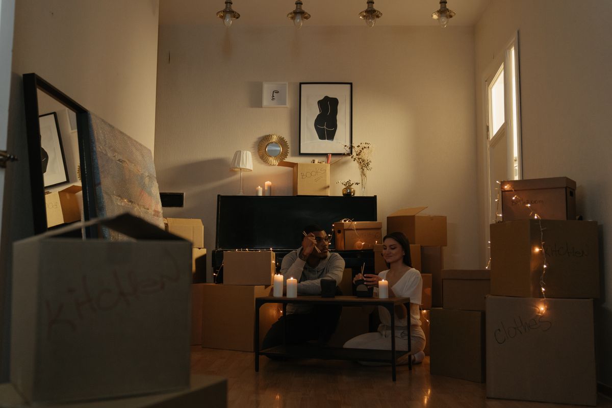 Equipo retirando muebles de un piso