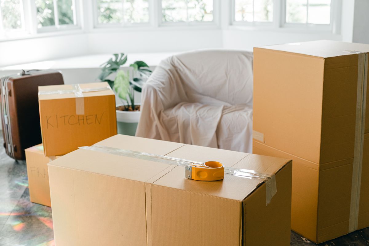Cajas de mudanza en un piso